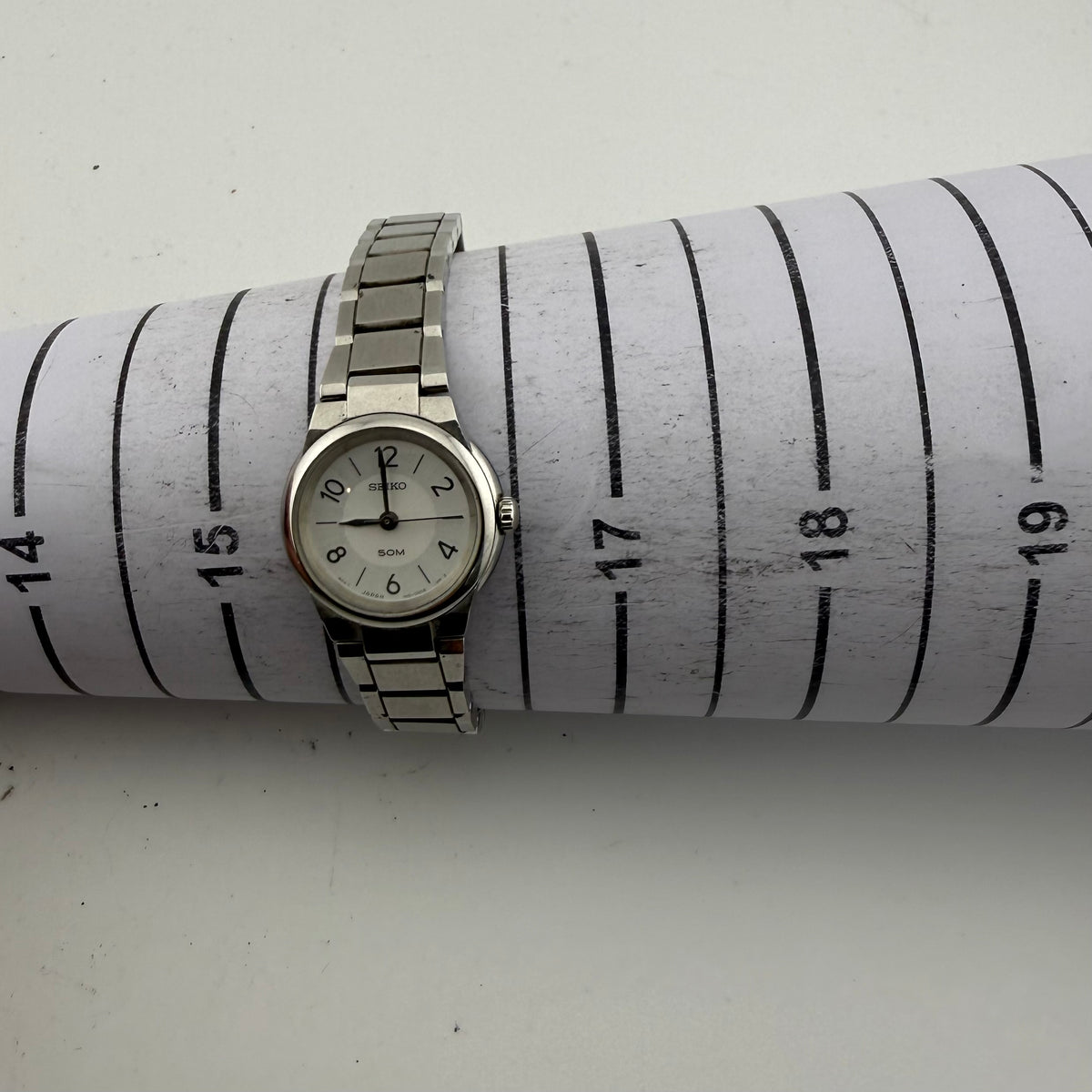 Seiko Ladies 1N01-0GP0 Silver Dial Quartz Bracelet Watch Fully Tested and Working- £40.00