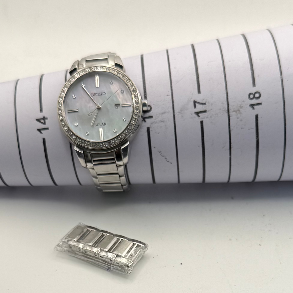 Seiko Solar V137-0G68 Ladies Mother of Pearl Crystal Bezel Watch Full Set- £100.00