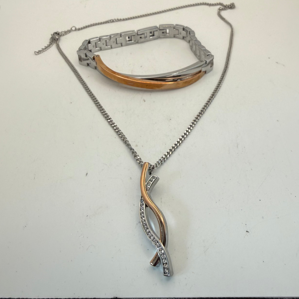 Accurist Ladies Dress Watch & Jewellery Set (Fully Tested and Working)- £35.00