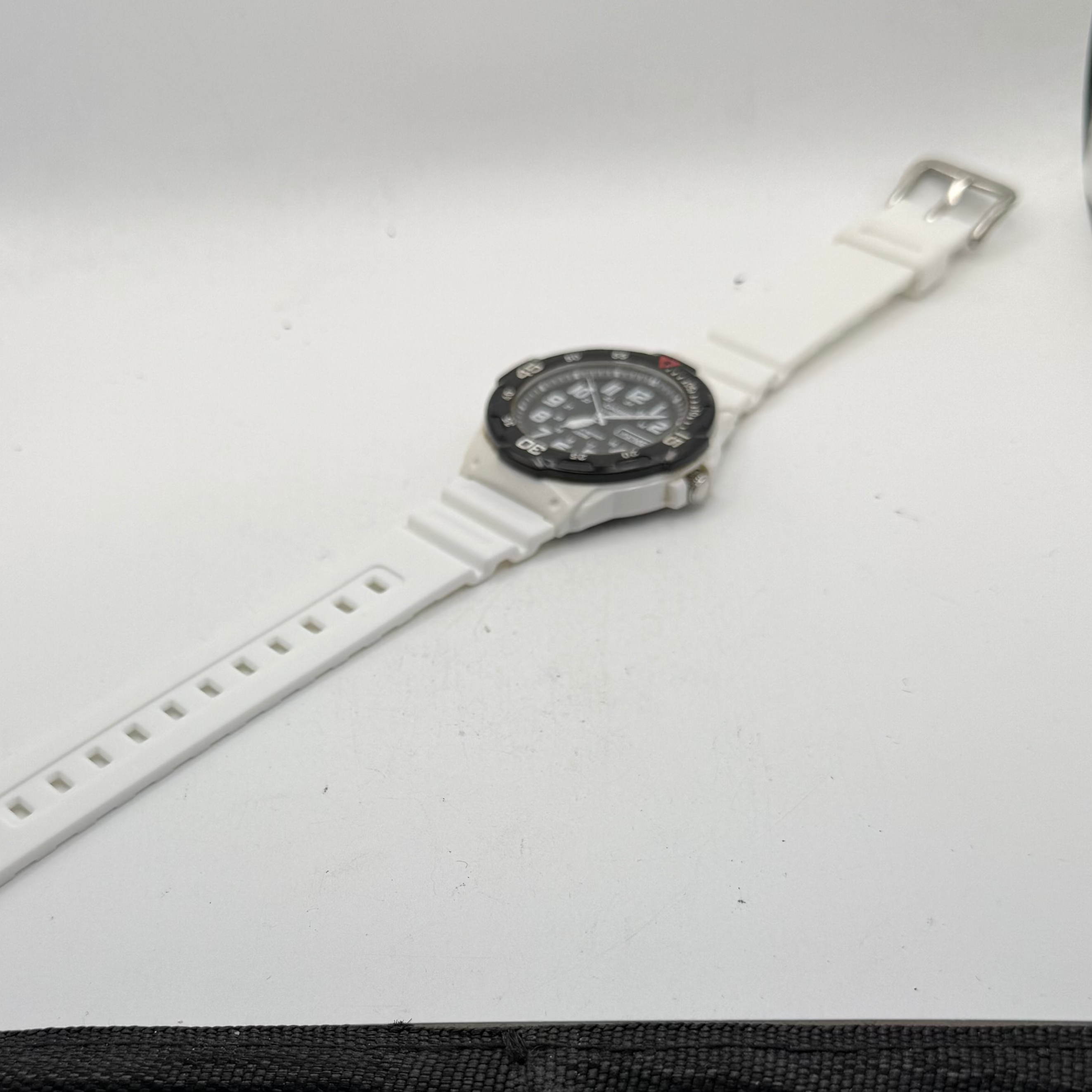 Casio MRW-200H White Resin Strap 100M Day Date Watch 45mm (Fully Tested and Working- £25.00