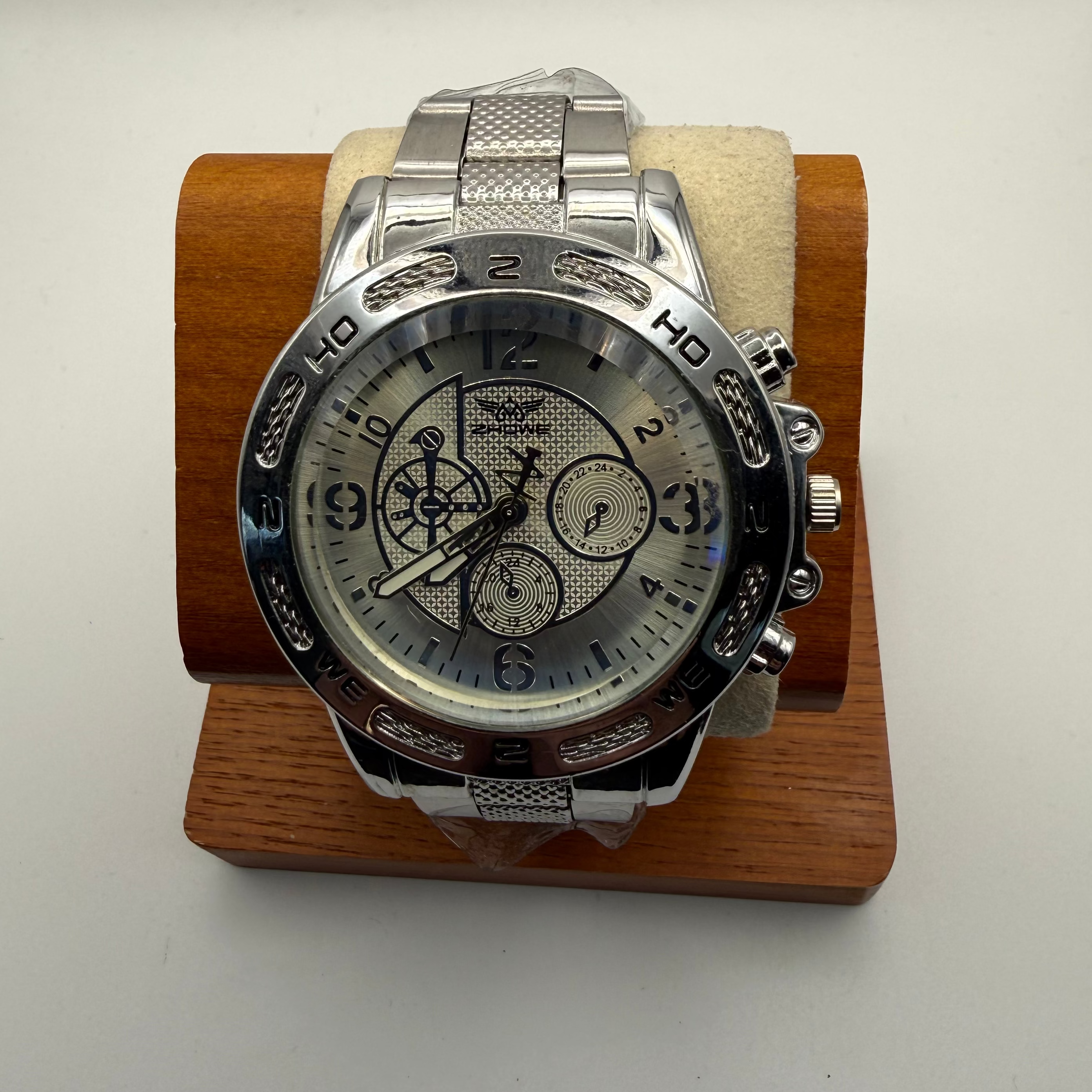 ZHOWE Silver Dial Chronograph Style Quartz Watch – Stainless Steel Bracele- £14.99