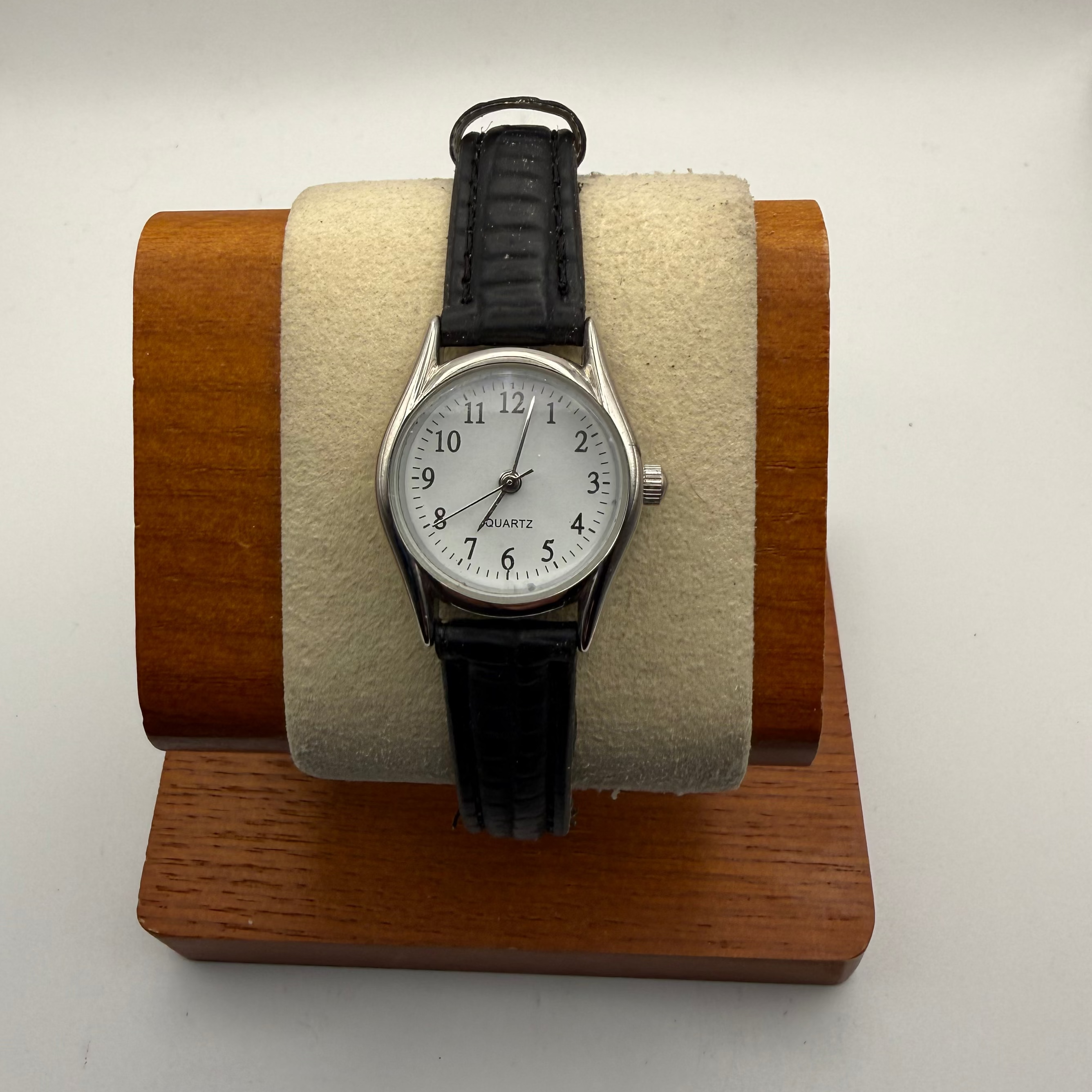 Sargent ladies fashion watch with a clean white dial,- £7.00