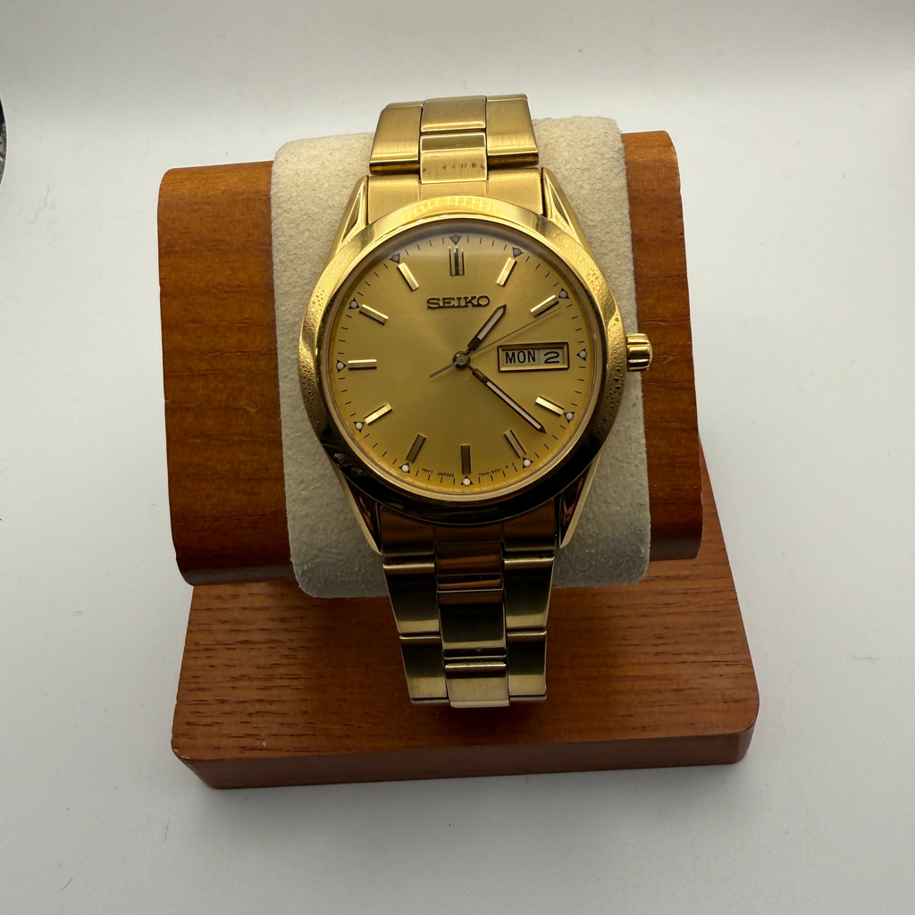 Seiko 7N43-9070 Gold Tone Day-Date Quartz Watch – January 2000- £74.99