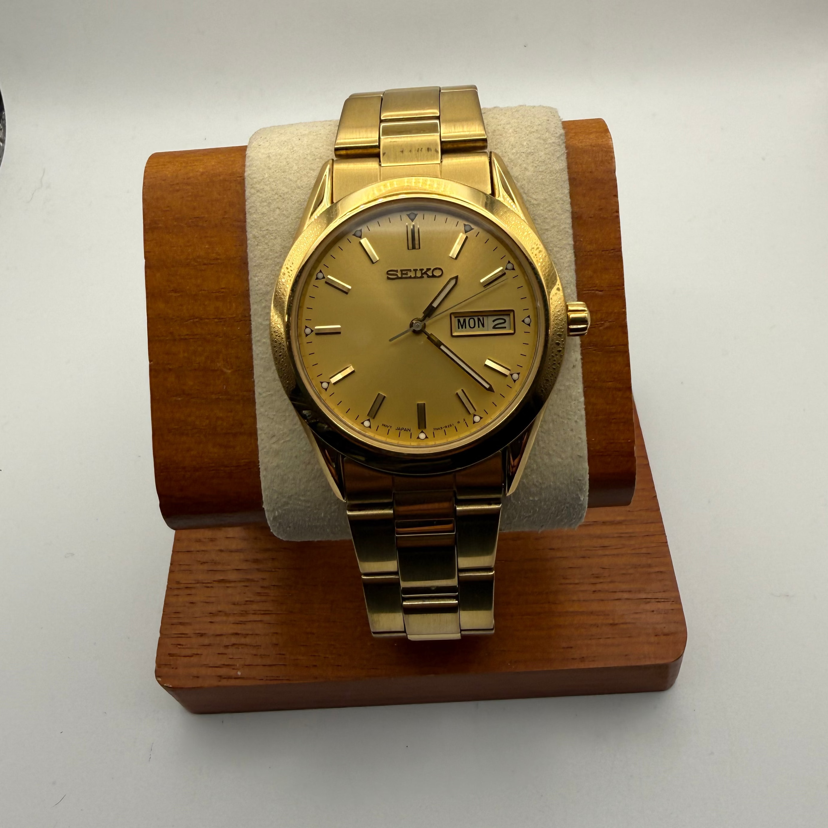 Seiko 7N43-9070 Gold Tone Day-Date Quartz Watch – January 2000- £74.99