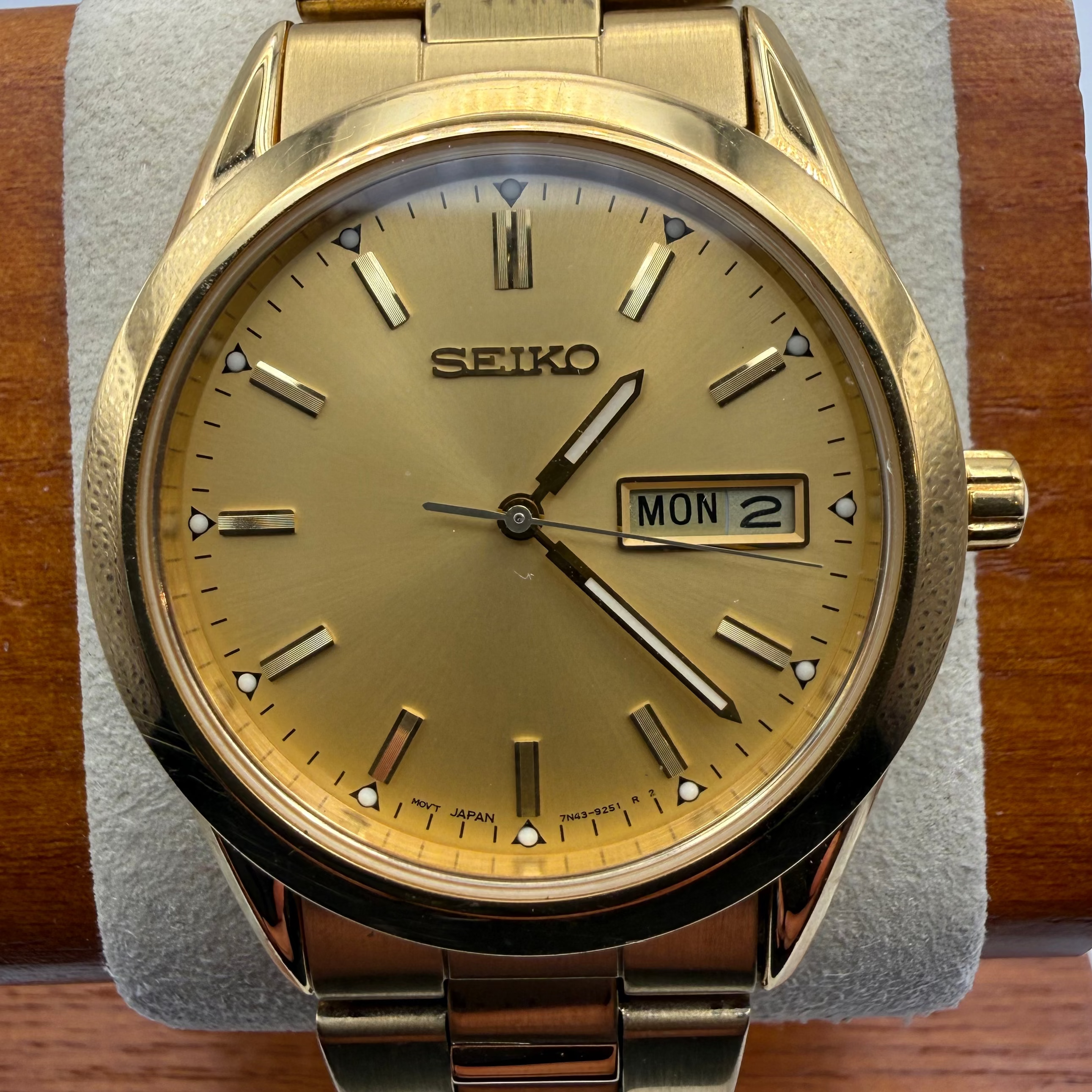 Seiko 7N43-9070 Gold Tone Day-Date Quartz Watch – January 2000- £74.99