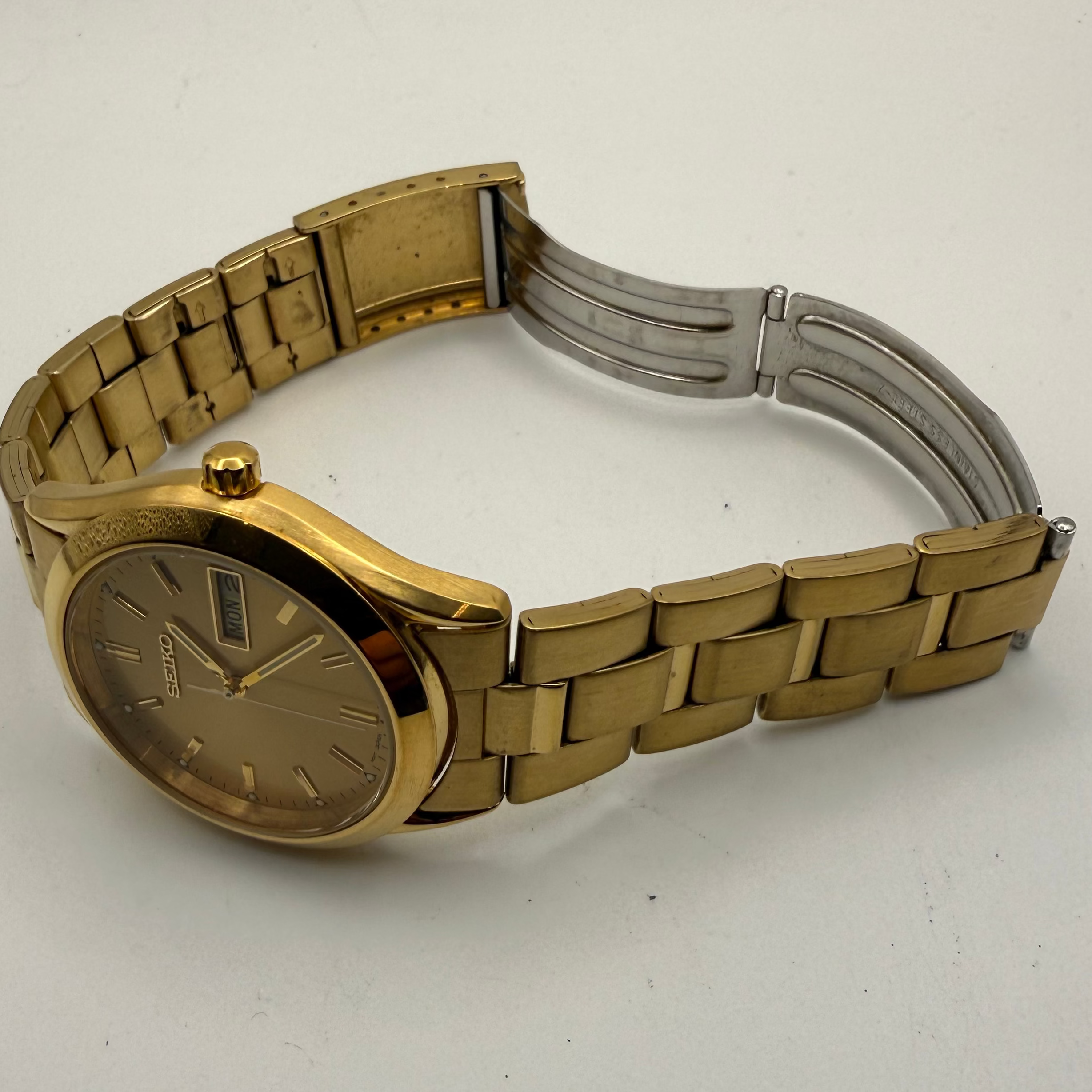 Seiko 7N43-9070 Gold Tone Day-Date Quartz Watch – January 2000- £74.99