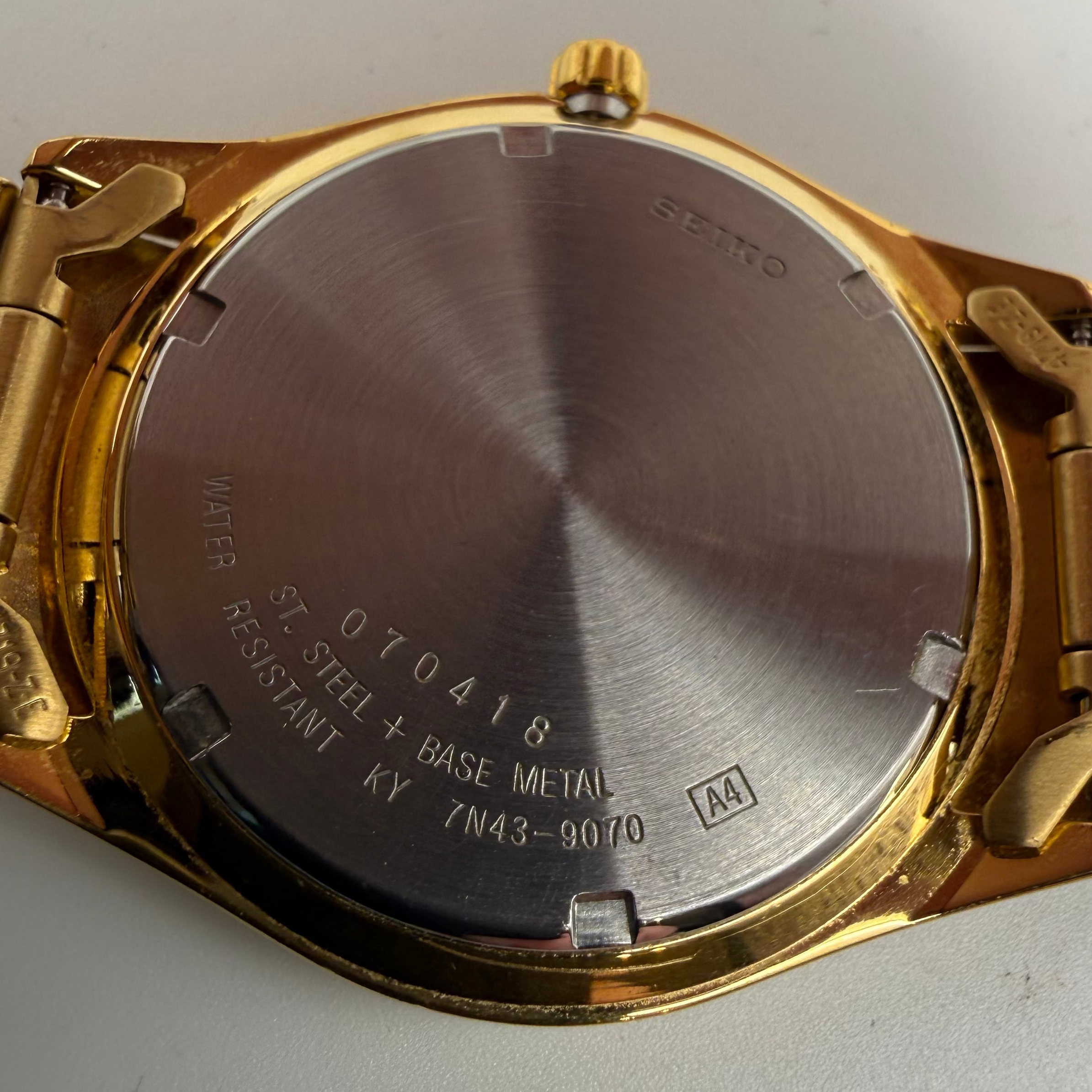 Seiko 7N43-9070 Gold Tone Day-Date Quartz Watch – January 2000- £74.99