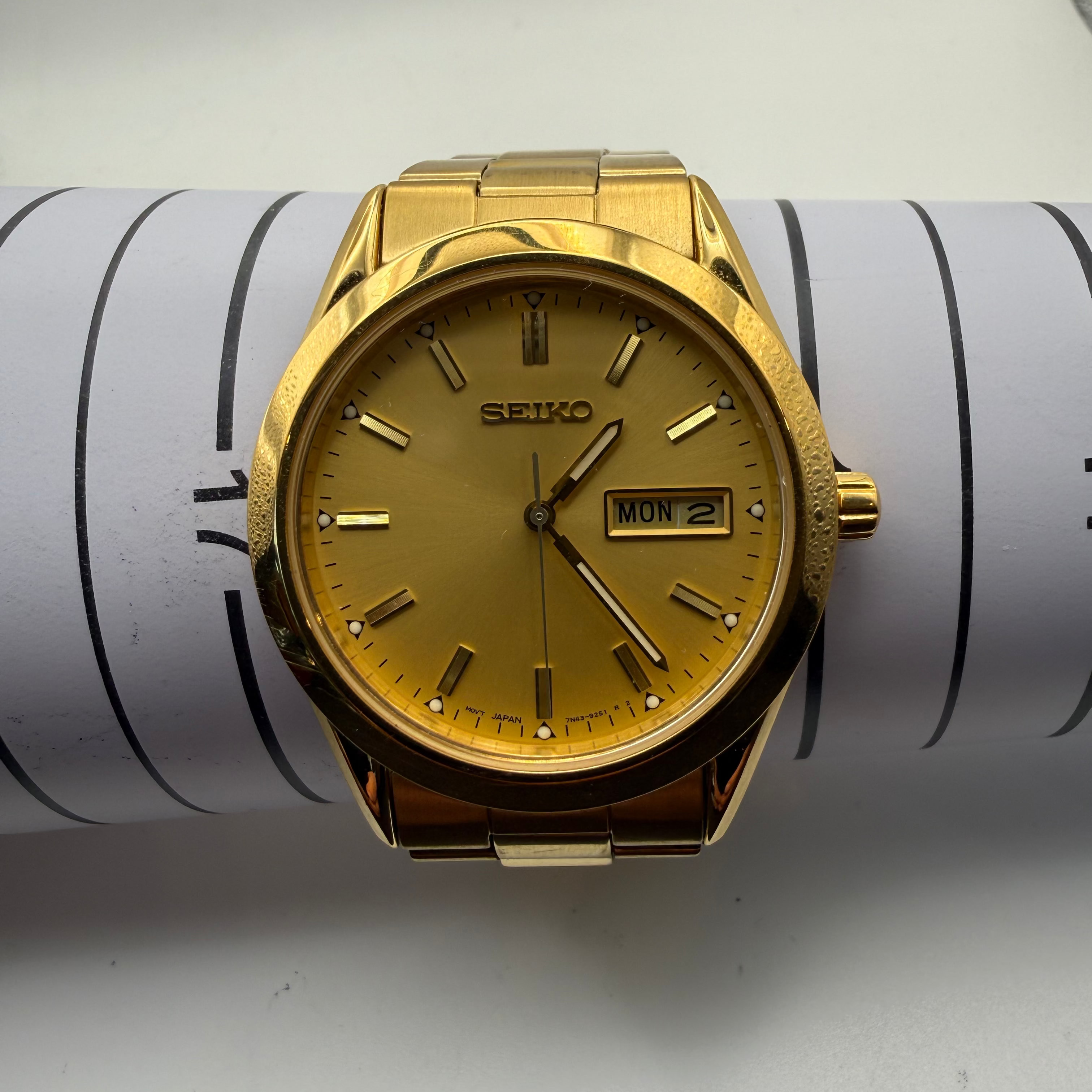 Seiko 7N43-9070 Gold Tone Day-Date Quartz Watch – January 2000- £74.99