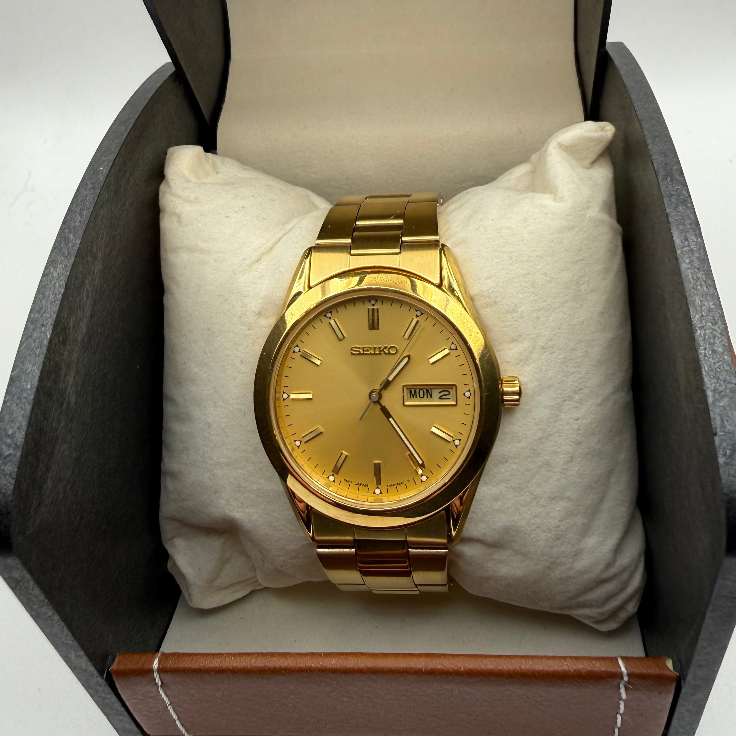 Seiko 7N43-9070 Gold Tone Day-Date Quartz Watch – January 2000- £74.99