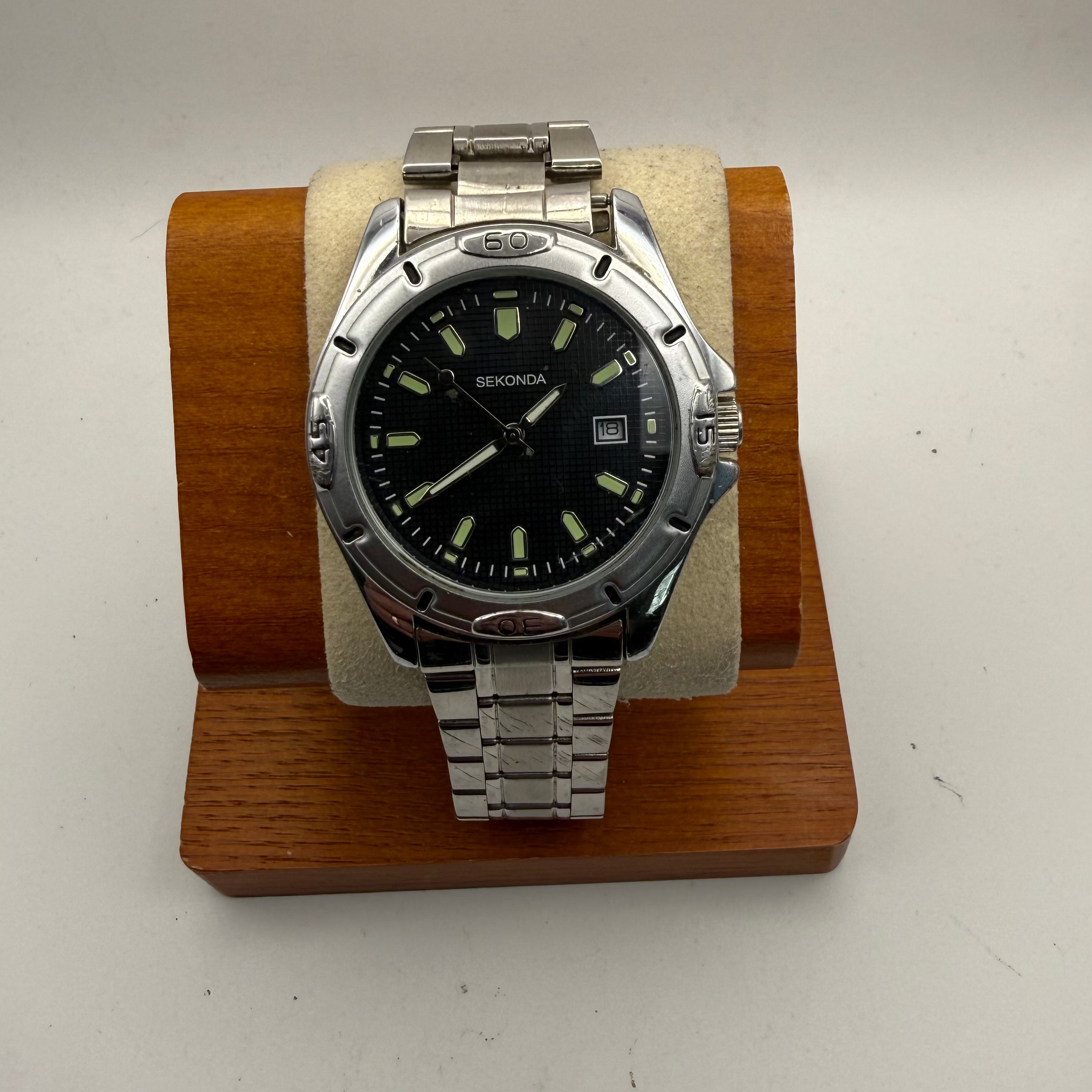 Sekonda Stainless Steel Date Watch – Black Dial – 20cm Bracelet- £24.99