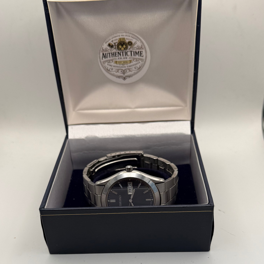 Seiko 7N43-9050 Blue Dial Day-Date Quartz Watch – Oct 1991- £60.00