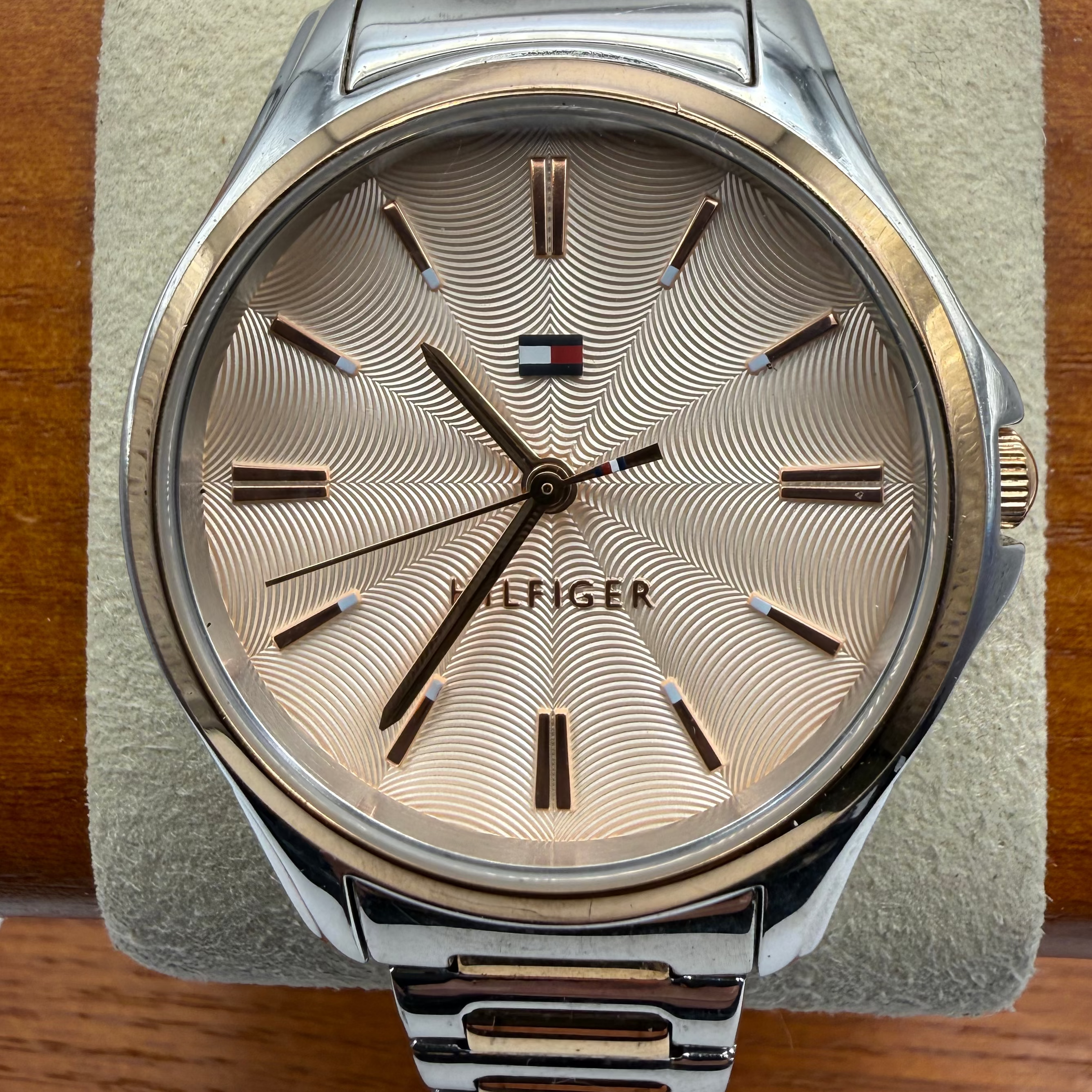 Tommy Hilfiger Ladies Two Tone Bracelet Watch – Champagne Textured Dial – Pre-Loved- £30.00