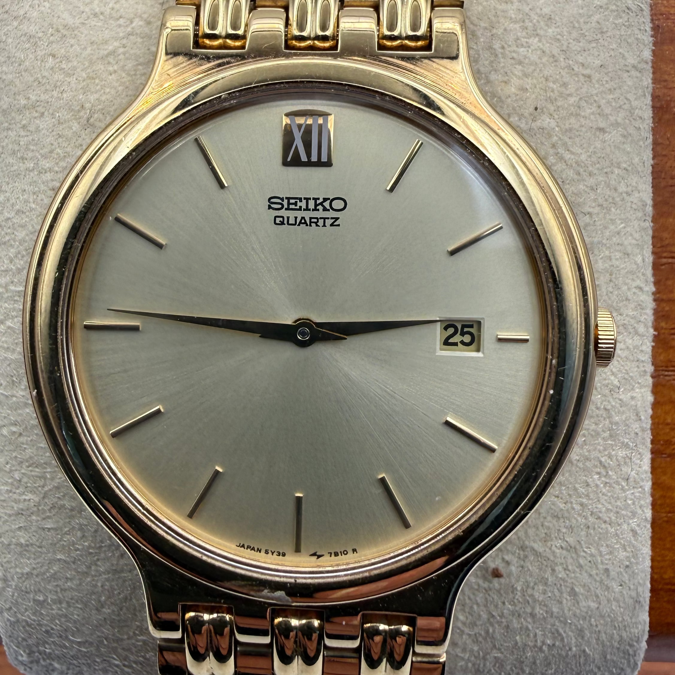 Seiko Quartz Gold Tone Dress Watch 5Y39-7A70 – Champagne Dial- £70.00