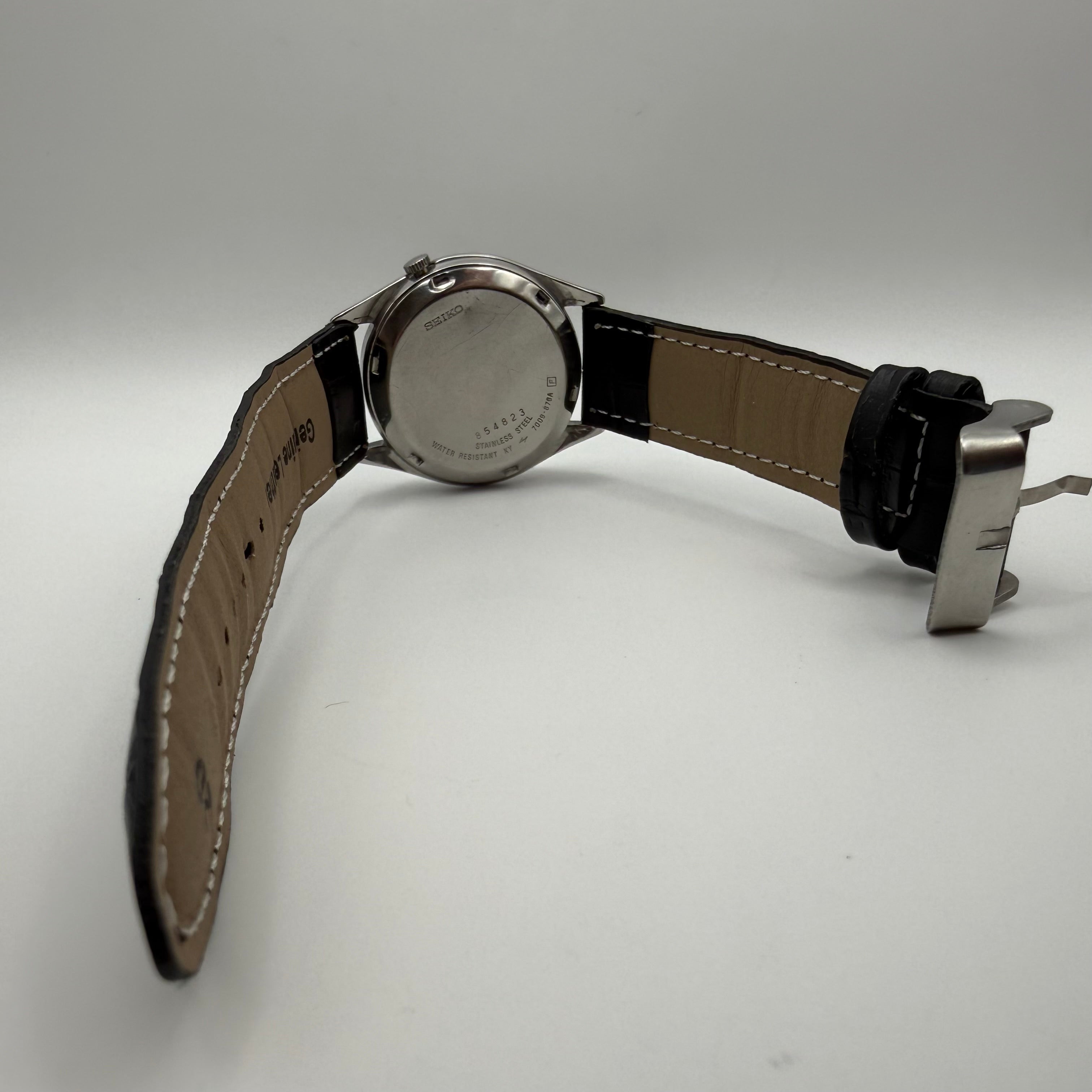 Seiko 5 Automatic Day-Date – Burgundy Textured Dial- £119.99