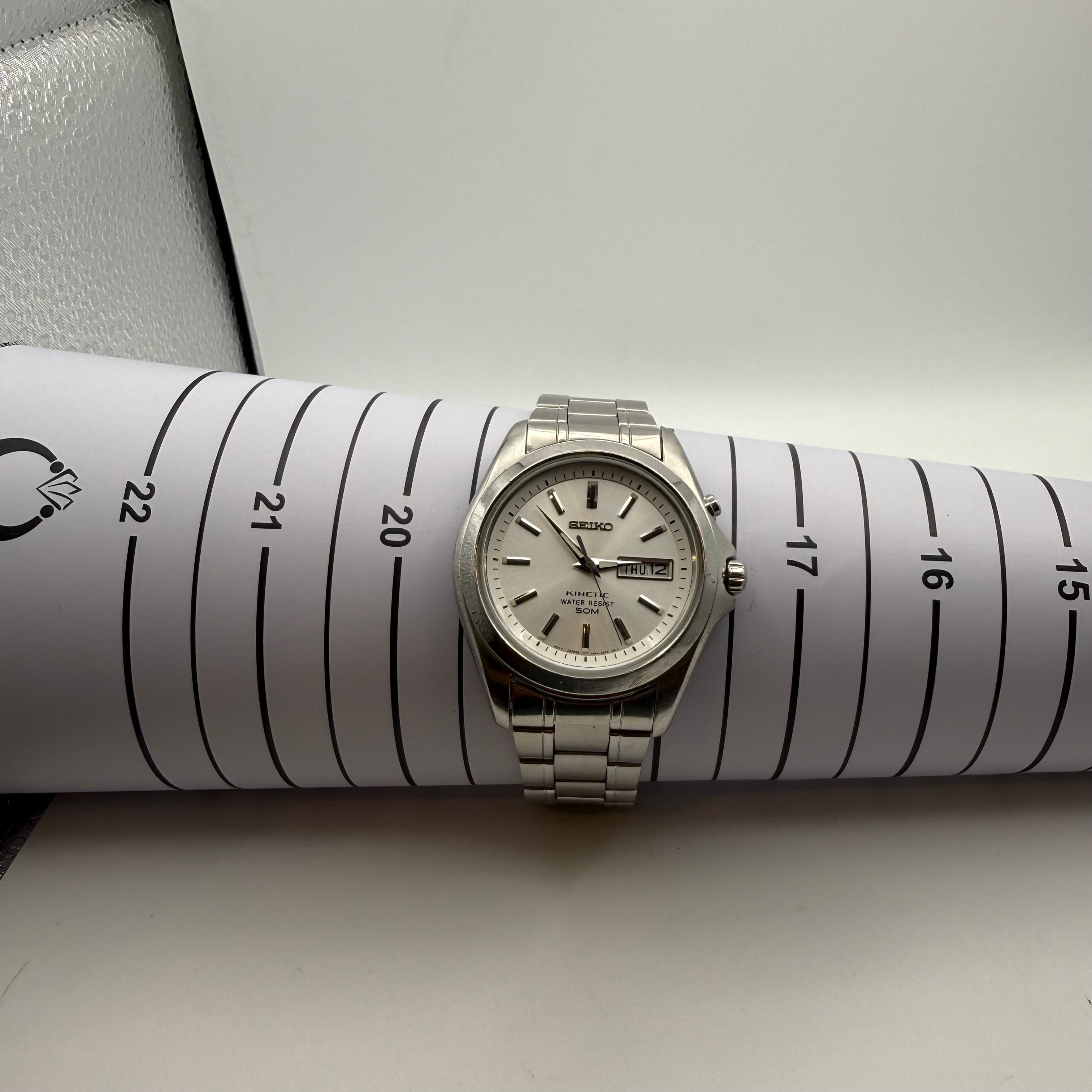 Seiko Kinetic 5M63-0B90 Day-Date Silver Dial- £109.99