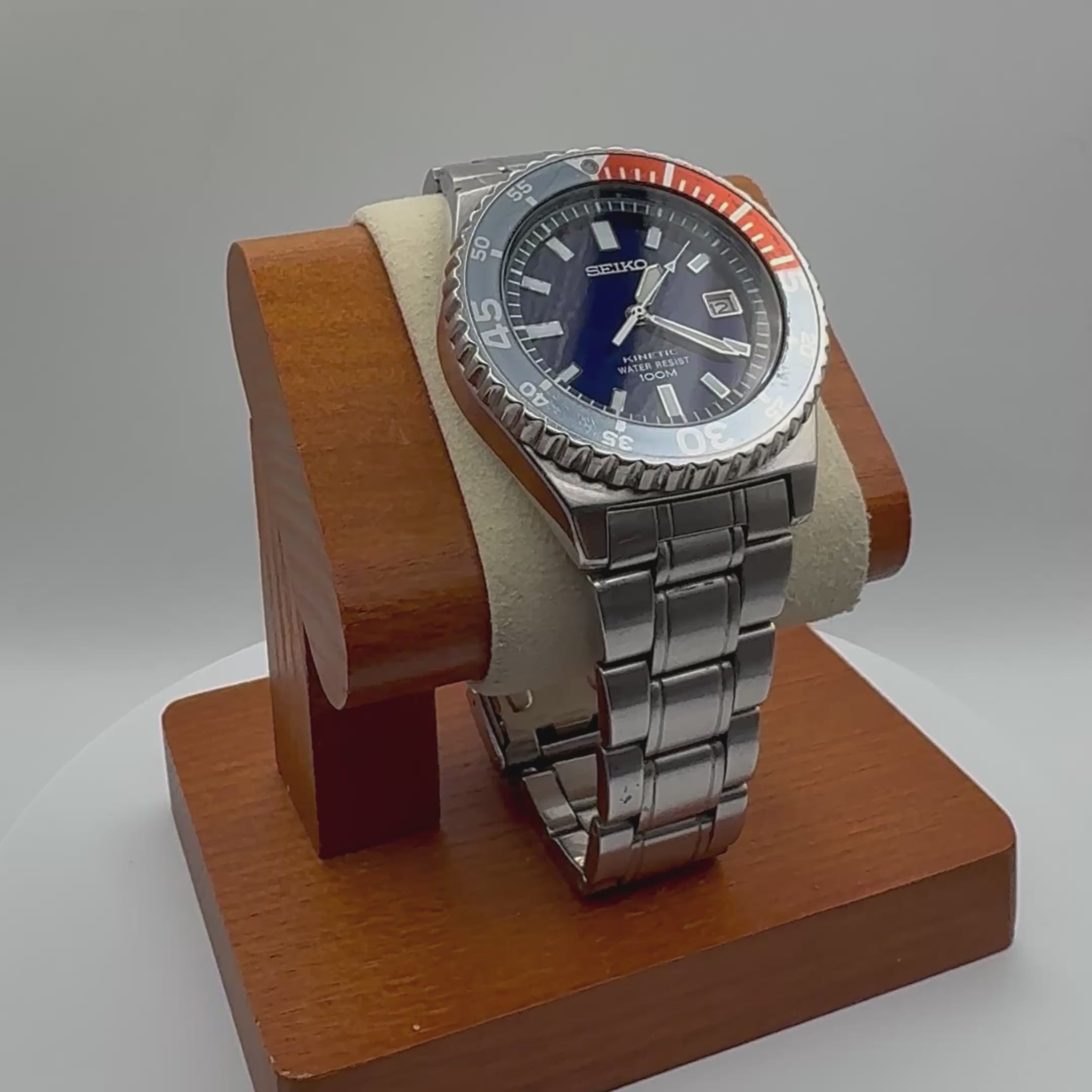A classic early-2000s Seiko Kinetic sports watch featuring a striking blue dial- £119.99